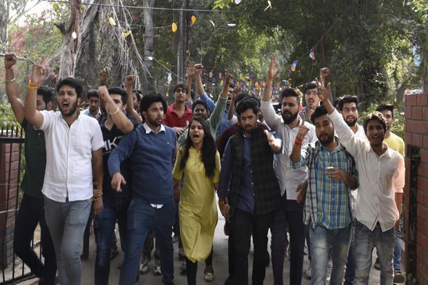 ramjascollegeprotests:clashesbetweenabvpandotherdustudentscopscrackdown